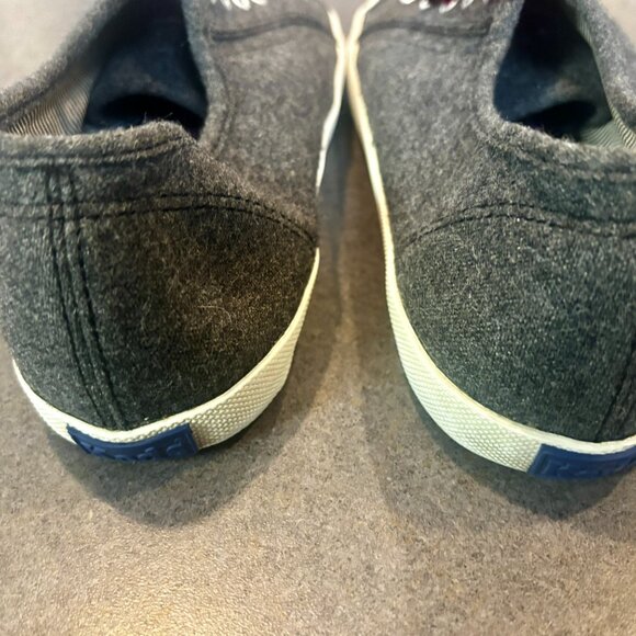 ~~Keds Womens 9.5  Gray Felt Shoes with Purple Laces      ALL FOOTWEAR ITEMS ARE - Picture 4 of 7